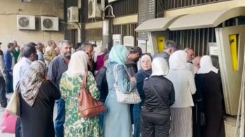 من طوابير دمشق إلى هيكلة إدلب .. سوريا بين شلل السيولة وصراع الموارد