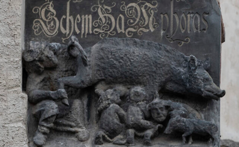La sculpture dite du "Judensau" ou du "cochon juif" est exposée sur la façade de la Stadtkirche (église de ville) à Wittenberg, en Allemagne.