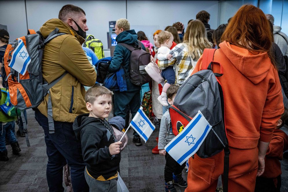 Des immigrants fuyant la guerre en Ukraine arrivent à l'aéroport Ben Gourion près de Tel Aviv, le 6 mars 2022