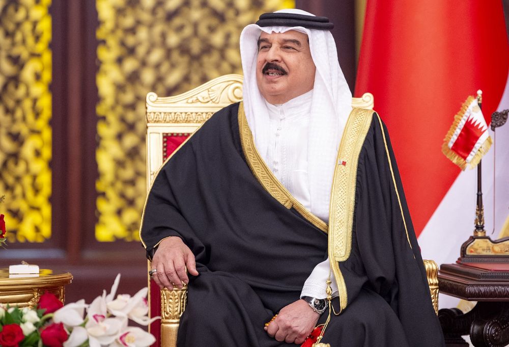 ملك البحرين حمد بن عيسى آل خليفة خلال لقاء مع ولي العهد السعودي في قصر الصخير الملكي بالعاصمة المنامة ، 9 ديسمبر 2021.