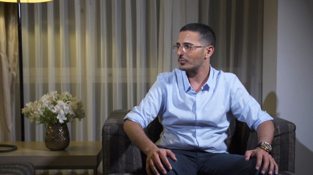 "L'arnaqueur De Tinder" Aperçu En Train De Dîner À Tel Aviv Avec Sa