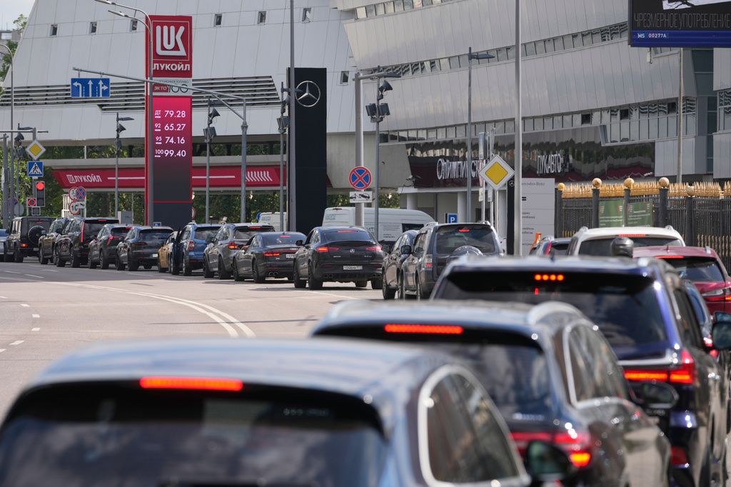 Putin admits fuel crisis as Ukrainian strikes cripple Russian refinerie –...