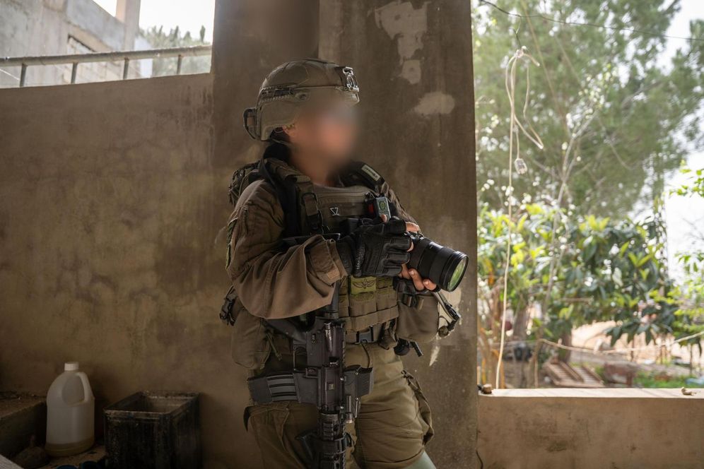 עם נשק ביד אחת ומצלמה בשנייה: התמונות שצילמה המתעדת המבצעית סמ