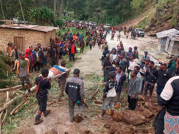 On craint que jusqu'à 2 000 personnes aient été ensevelies par le glissement de terrain massif de la semaine dernière en Papouasie-Nouvelle-Guinée
