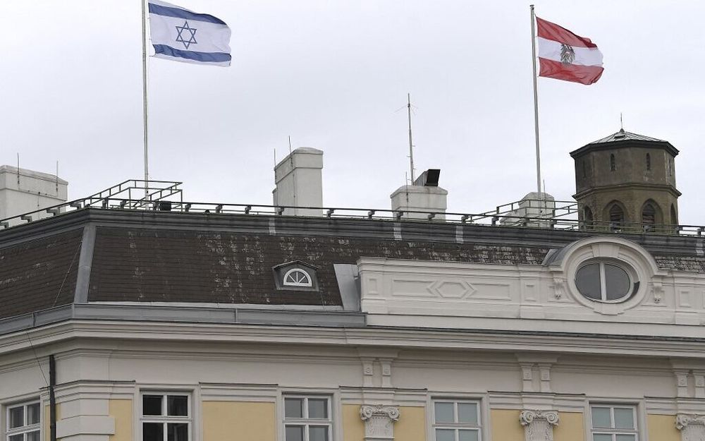 Le drapeau israélien hissé sur le bâtiment de la chancellerie autrichienne, à Vienne, le 14 mai 2021.