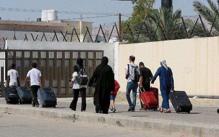 Des touristes arrivent du côté jordanien du pont Allenby entre la Cisjordanie et la Jordanie le 19 juillet 2022