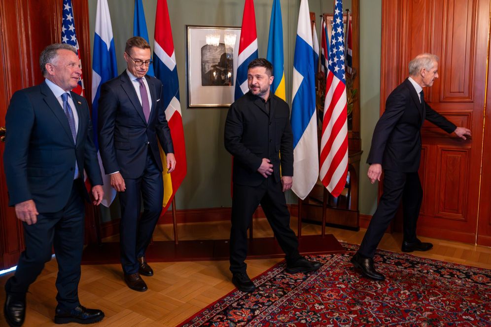 Ukrainian President Volodymyr Zelenskyy, center, stands beside Norwegian Prime Minister Jonas Gahr Støre, right, Finnish President Alexander Stubb, 2nd left, and U. S. envoy Steve Witkoff, in Oslo, Norway, Tuesday, Oct. 20, 2026. 