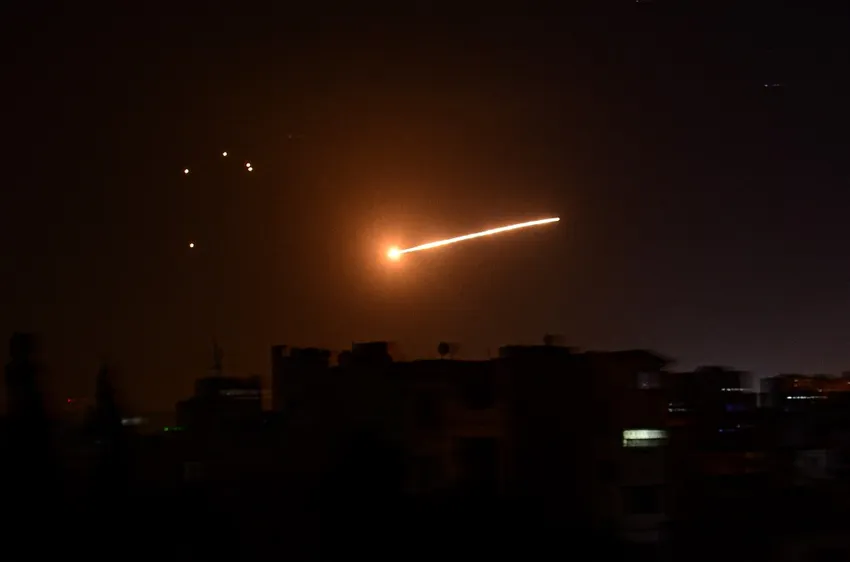 Une photo de l'agence de presse Sana montrant un missile survolant Damas, en Syrie, le 24 février 2020.