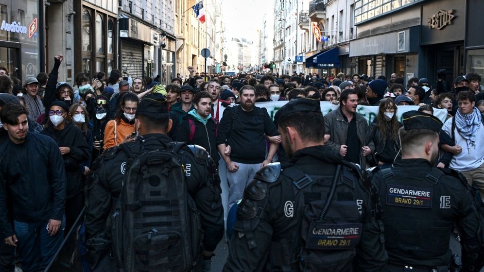 الشرطة والمتظاهرون يقفون وجهاً لوجه خلال احتجاجات على غلاء المعيشة والتعليم في باريس، فرنسا، السبت 31 أكتوبر 2026