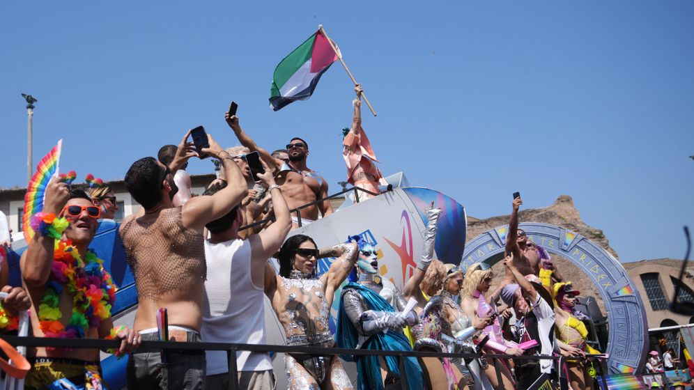 Associated Press דגל פלסטין מונף במצעד הגאווה ברומא, יוני 2025