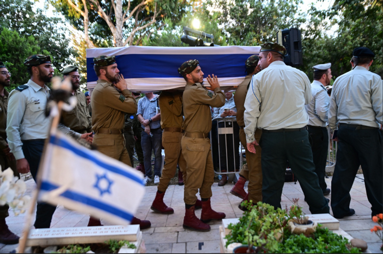 La famille et les amis assistent aux funérailles du soldat de Tsahal Natan Fitoussi, qui a été tué par un tir ami près de la ville de Tulakrem en Cisjordanie, 16 août 2022