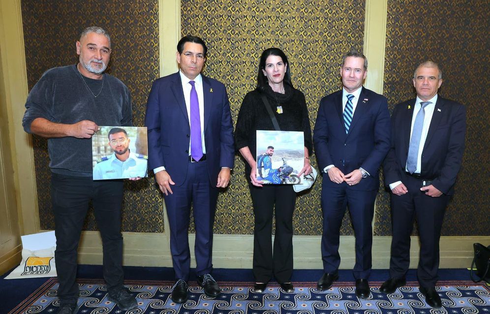 L'ambassadeur américain à l’ONU, Mike Waltz, rencontre Talik et Itzik Gvili, les parents de Ran Gvili, en présence de l'ambassadeur israélien à l’ONU, Danny Danon, et le coordinateur pour les otages Gal Hirsch