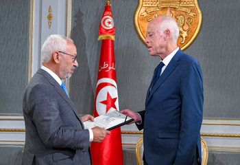 ، الرئيس التونسي قيس سعيد ، يتحدث مع رئيس حزب النهضة راشد الغنوشي في القصر الرئاسي في قرطاج بالقرب من تونس العاصمة ، الجمعة 15 نوفمبر ، 2019.