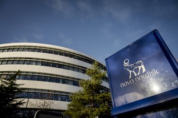 يظهر شعار شركة الأدوية الدنماركية نوفو نورديسك، الشركة المصنعة لعلاجات مرض السكري وفقدان الوزن الرائجة أوزمبيك وويجوفي، خارج مبناها أثناء تقديم الشركة للتقرير السنوي في مقرها في باجسفارد، الدنمارك، في 5 فبراير 2025