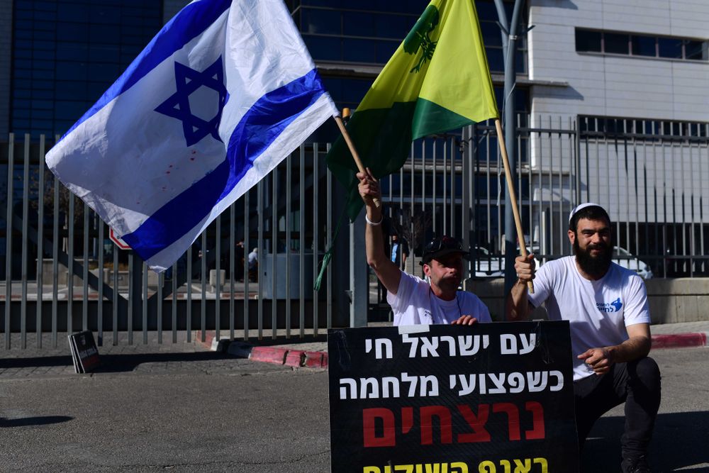 Des Israéliens devant les bureaux de la Division de la réhabilitation du ministère de la Défense à Petah Tikva, après qu'Itzik Saydian s'est immolé par le feu, le 22 avril 2021