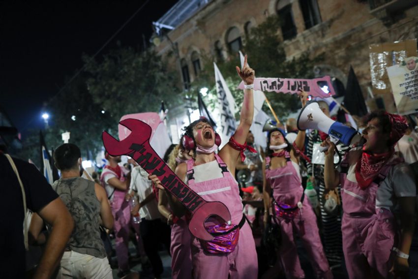 Israelenses protestam contra Benjamin Netanyahu enquanto marcham por Jerusalém Os israelenses protestam contra o primeiro-ministro israelense Benjamin Netanyahu enquanto marcham por Jerusalém em 5 de setembro de 2020.