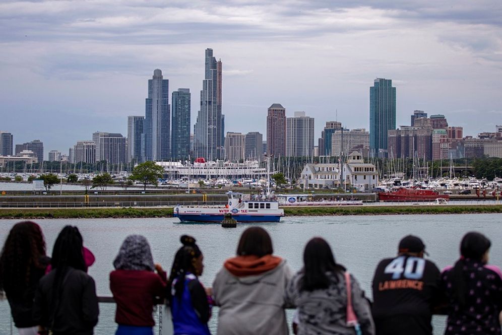 AP / Amr Alfiky 2019 © A group of people stand along Lake Michigan as they view Chicago's skyline from Navy Pier, Friday, June 21, 2019