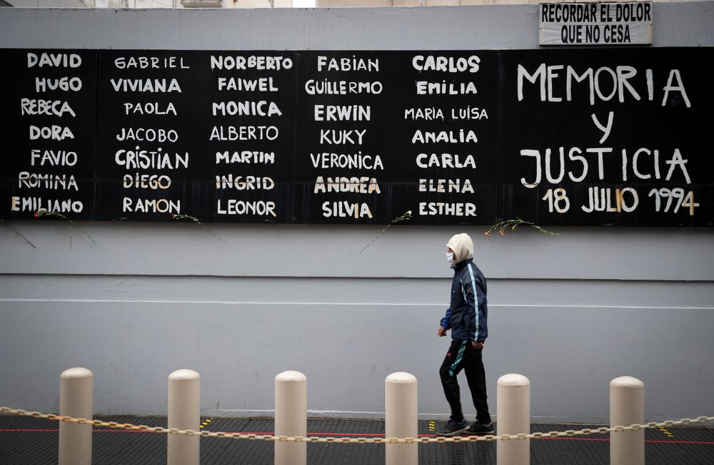 رجل يسير أمام مركز الجالية اليهودية التابع لجمعية التبادل الإسرائيلي في الأرجنتين (AMIA) في الذكرى 26 لهجوم بالقنابل أسفر عن مقتل 85 شخصًا وإصابة 300 آخرين ، في بوينس آيرس ، 18 يوليو ، 2020