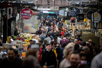 Des personnes font des achats au marché Mahane Yehuda de Jérusalem, pendant la fête juive de Pessah, le 19 avril 2022.