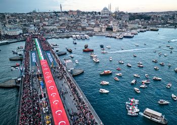 رفعت الأعلام الفلسطينية والتركية على جسر غلطة خلال مظاهرة مؤيدة للفلسطينيين في إسطنبول، تركيا، يوم الخميس 1 يناير 2026.