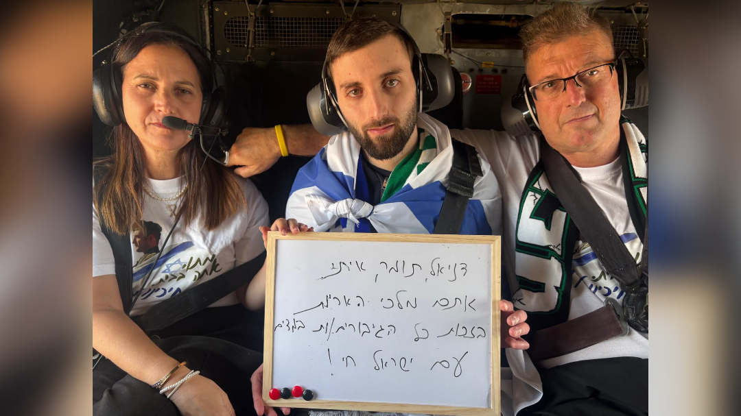 Le père de l'ex-otage Matan Angrest témoigne : "Il priait trois fois par jour avec un livre reçu du Hamas"