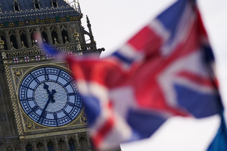 Un drapeau britannique flotte devant la tour Elizabeth, plus connue sous le nom de Big Ben, à Londres, le mercredi 7 janvier 2026. 
