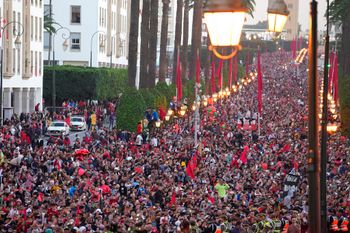 احتفل المشجعون خلال موكب العودة للوطن للمنتخب الوطني المغربي لكرة القدم في وسط الرباط ، المغرب ، الثلاثاء 20 ديسمبر 2022.