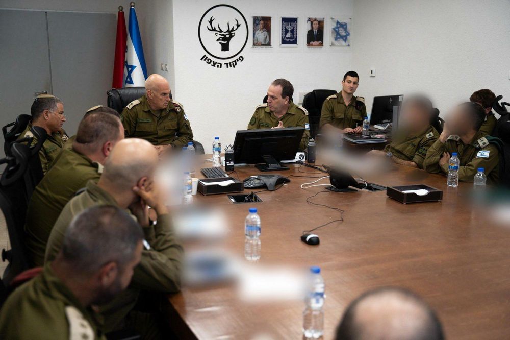 Le chef du Commandement Nord de Tsahal, le général Ori Gordin (à gauche) et le chef de la Direction des opérations, le général Oded Basiuk (à droite), procèdent à une évaluation, le 18 juillet 2024.
