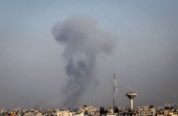 دخان يتصاعد بعد غارة جوية إسرائيلية على جنوب قطاع غزة.