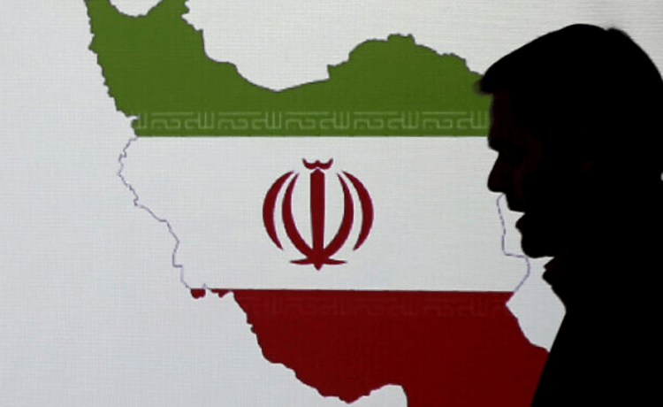 (Image d'illustration) Un expert en cybersécurité se tient devant une carte de l'Iran alors qu'il parle aux journalistes des techniques de piratage iranien à Dubaï