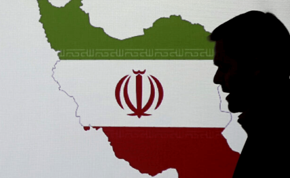 (Image d'illustration) Un expert en cybersécurité se tient devant une carte de l'Iran alors qu'il parle aux journalistes des techniques de piratage iranien à Dubaï