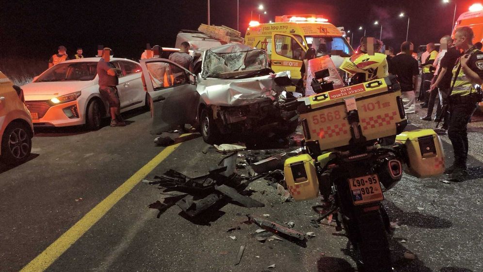 תיעוד מבצעי מד"א נער בן 17 נהרג בתאונה בין משאית לשני כלי רכב סמוך לקריית גת
