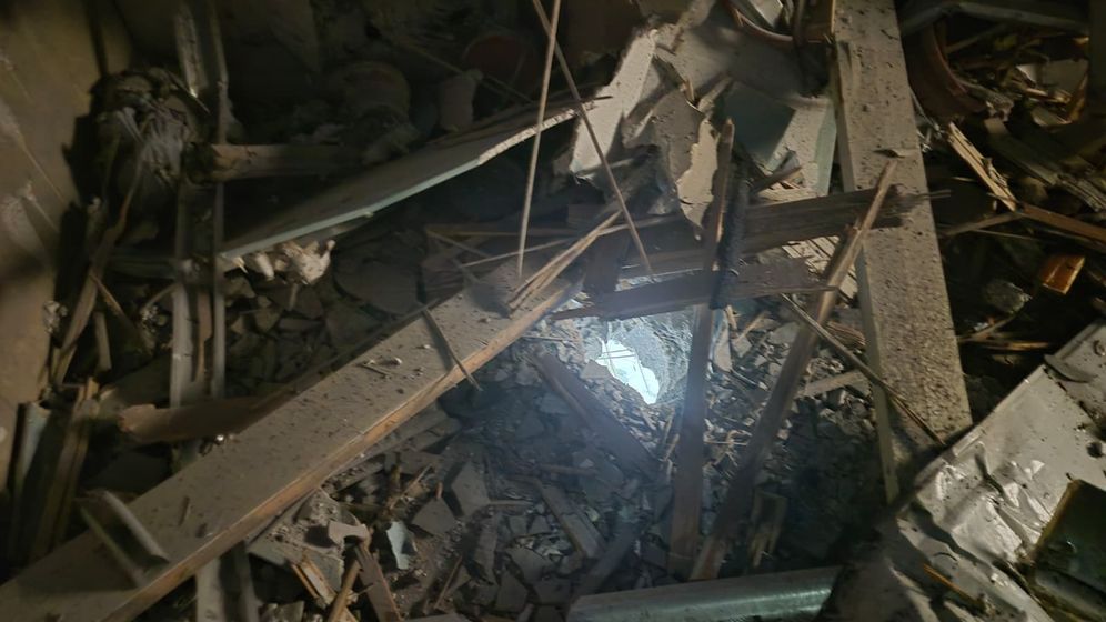 Impact de roquette du Hezbollah sur une maison à Karmiel, dans le nord d'Israël, le 17.03.2026