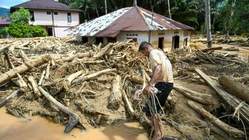 כפרים שלמים בדרום אסיה שקעו בבוץ, אינדונזיה, 2.12.25