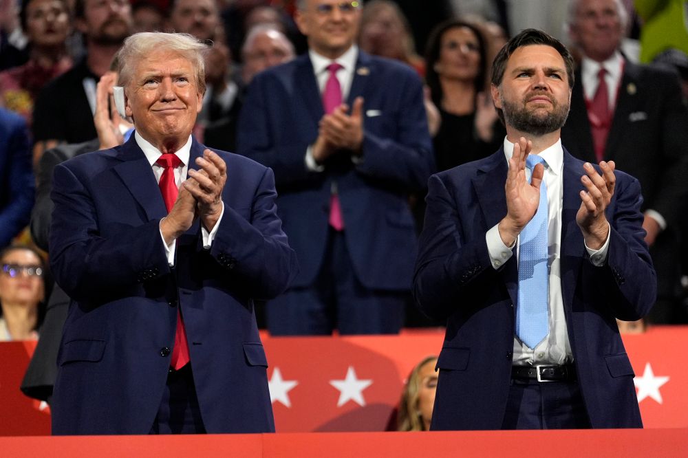 Donald Trump à la Convention des Républicains le 16 juillet, avec son colistier J. D. Vance