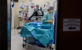 Des médecins israéliens pratiquent des cathétérismes cardiaques à l’hôpital Hadassah Ein Kerem, à Jérusalem, le 20 janvier 2020.