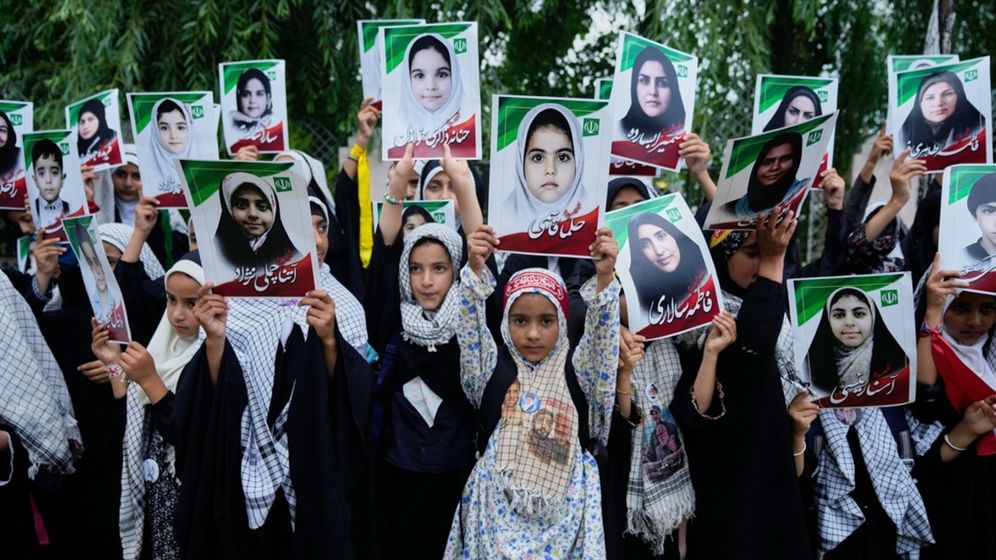 AP/Mukhtar Khan صور لتلاميذ مدرسة قُتلوا في هجوم على مدرسة بمدينة ميناب جنوب إيران في 28 فبراير.
