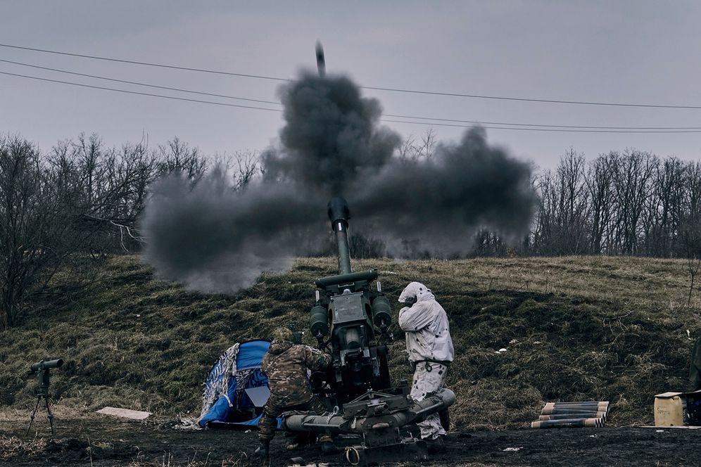 Des soldats ukrainiens tirent des obus en direction des positions russes près de Bakhmout, en Ukraine