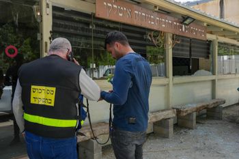 موظفو هيئة ضريبة الأملاك  يتفقدون الأضرار الناجمة عن صاروخ أُطلق من لبنان باتجاه إسرائيل في مدينة كريات شمونة شمال إسرائيل، 24 مارس 2026