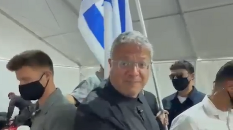עם דגל ישראל ביד - בן גביר הגיע לפעילי המשט: "נגמרה הקייטנה, מקווה שתשארו פה בכלא"