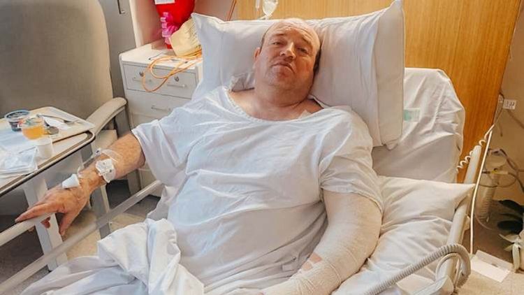 Ahmed al-Ahmed, héros de Bondi Beach, sur son lit d'hôpital 