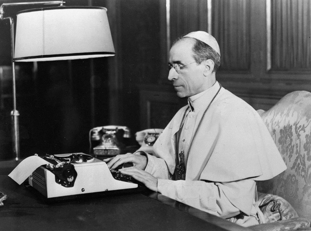Le pape Pie XII utilisant une machine à écrire dans son bureau au Vatican.