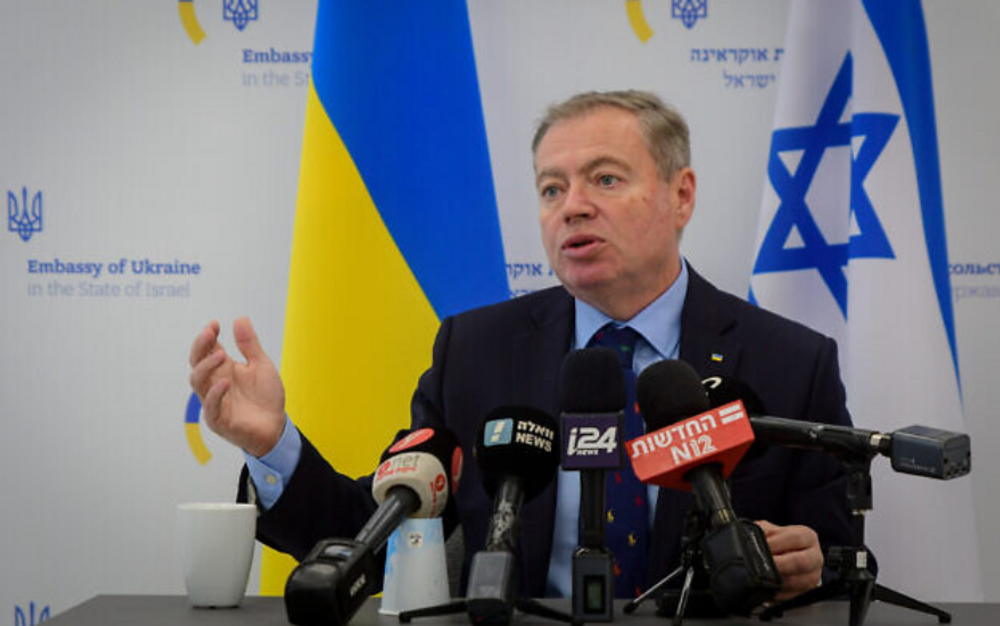 L'ambassadeur d'Ukraine en Israël, Yevgen Korniychuk, fait une déclaration aux médias sur l'invasion russe en Ukraine, à Tel Aviv, le 25 février 2022.