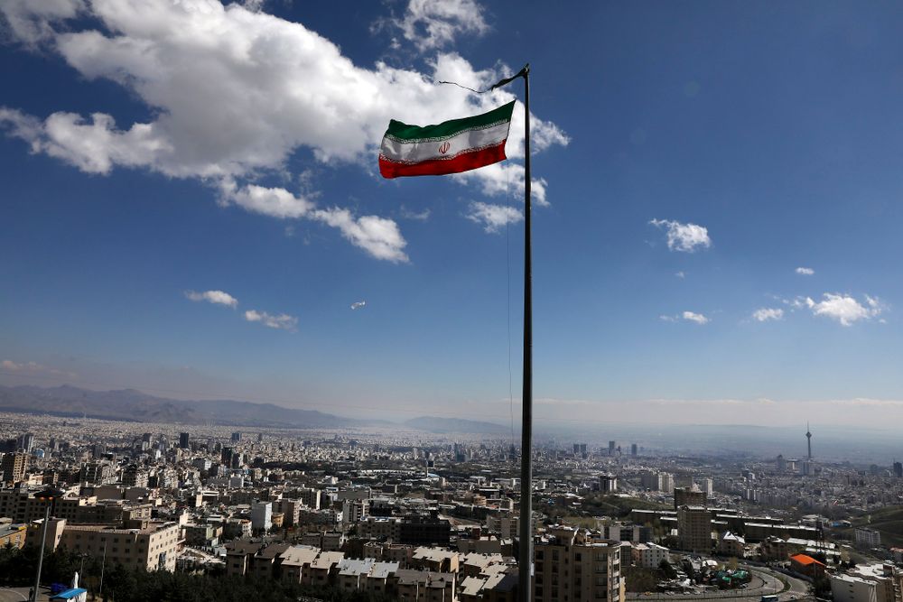 Le drapeau national de l'Iran flotte dans le nord de Téhéran, en Iran, le mardi 31 mars 2020.