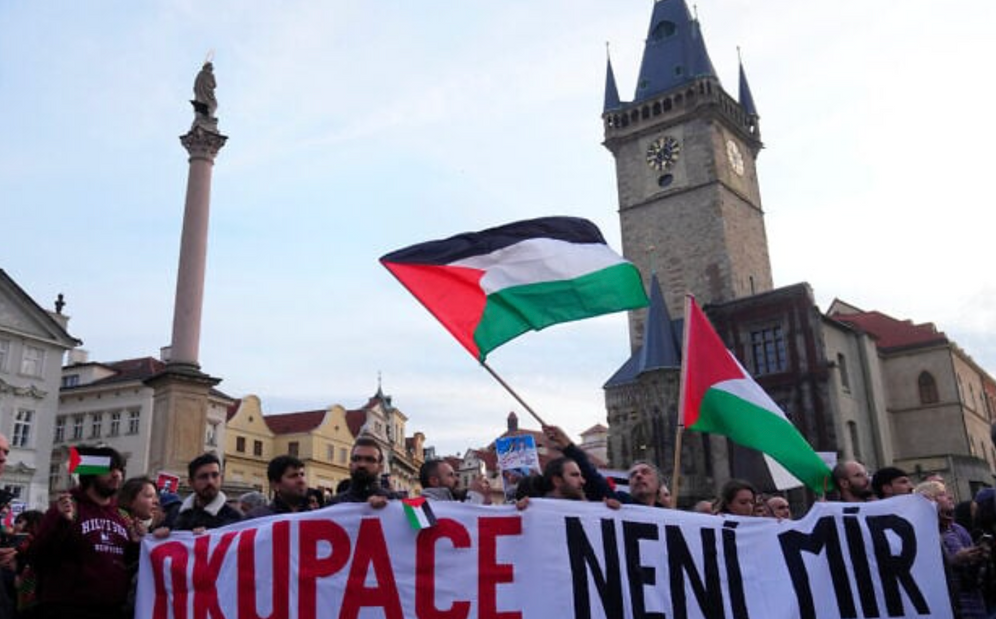 Des manifestants pro-palestiniens et anti-israéliens participent à un rassemblement de soutien au peuple palestinien à Prague, en République tchèque, le 18 octobre 2023. (Photo AP/Petr David Josek)