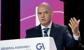 Le président de la FIFA, Gianni Infantino, s'exprime lors de la 32e Assemblée générale des clubs de football européens à Rome, en Italie, le 9 octobre 2025. 
