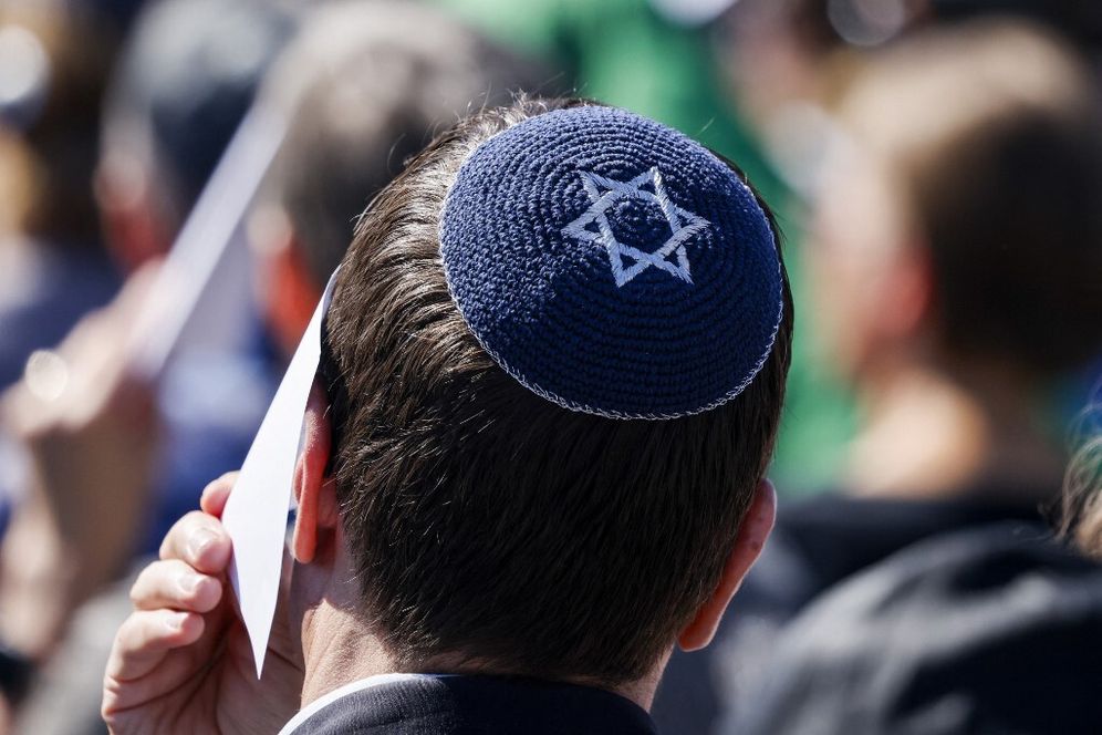 Homme juif portant une kippa