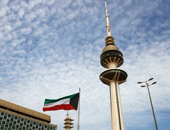 يظهر برج التحرير الكويتي بالقرب من العلم الكويتي في مدينة الكويت، يوم الاثنين 12 فبراير/شباط 2018. 