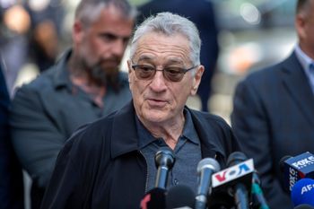 الممثل روبرت دي نيرو يقوم بحملة للرئيس جو بايدن خارج المحاكمة الجنائية للرئيس السابق دونالد ترامب في نيويورك، الثلاثاء 28 مايو 2024