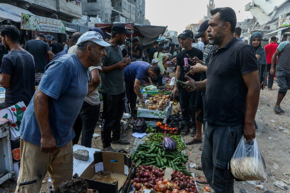Palestinians shop at a market in Khan Yunis, in the southern Gaza Strip, September 25, 2026. 